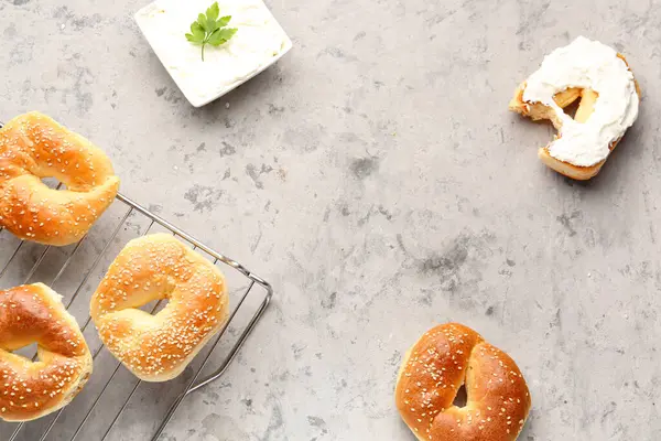 Arkaplanda susamlı ve krem peynirli lezzetli simit ızgarası.