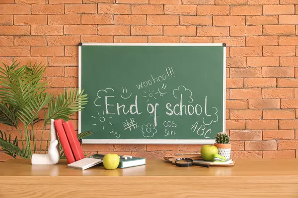 Okulun Sonu ve sınıfta çizimler içeren karatahta