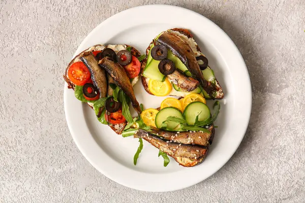 Gri arka planda tütsülenmiş lahanalı lezzetli sandviçler.