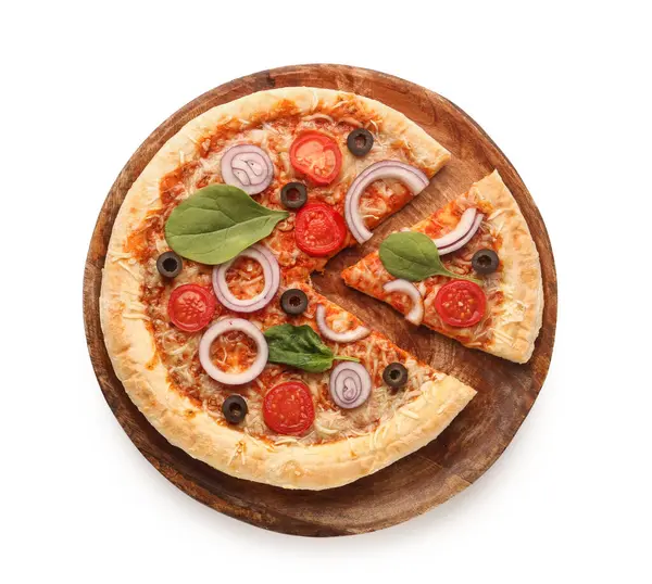 Beyaz arka planda fesleğenli ve domatesli lezzetli pizza.