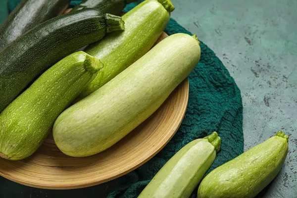 Yeşil zemin üzerinde taze kabak tabağı