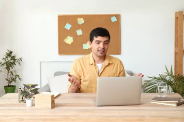 Delikanlının evde iş görüşmesi var.