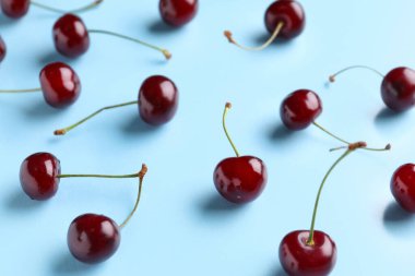 Mavi arka planda bir sürü tatlı kiraz