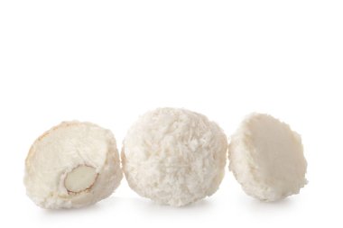 Beyaz arka planda izole edilmiş hindistan cevizi soslu lezzetli çikolatalar.