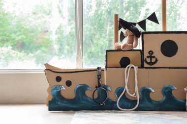 Çocuk odasının penceresinin yanındaki korsan karton gemi.