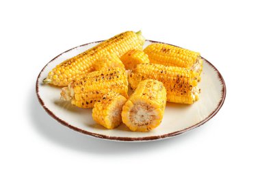 Beyaz arka planda lezzetli ızgara mısır koçanı tabağı.