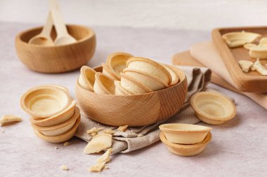 Açık arkaplanlı ev yapımı tartlarla kase