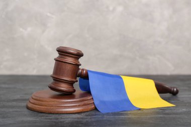 Tahta masada Ukrayna bayrağı olan yargıç tokmağı.