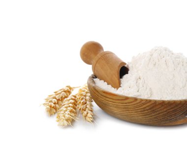 Tahta kase, buğday unu, kepçe ve sivri uçlu beyaz arka plan