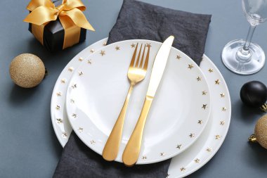 Gri arka planda Noel kutlaması için güzel bir masa.