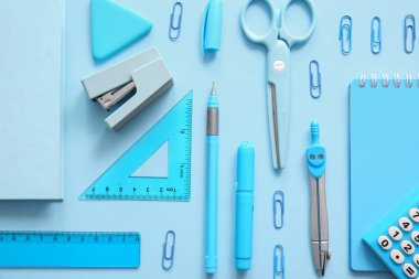 Mavi arka planda farklı okul kırtasiyesi ve not defterleri