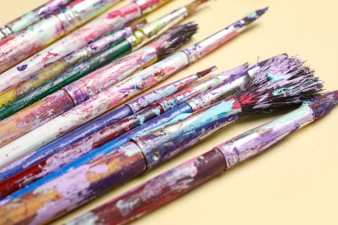 Bej arka planda kirli boya fırçaları