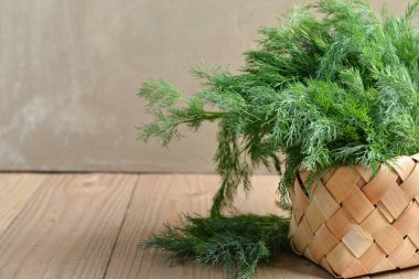 Masada taze dereotlu sepet.