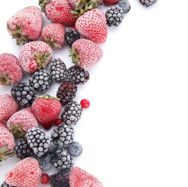 donmuş meyveler beyaz arkaplanda