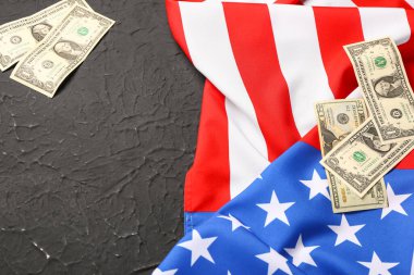 ABD bayrağı ve siyah arkaplanda dolar banknotları