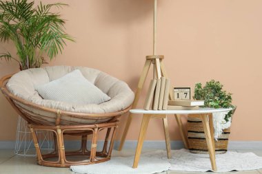 Oturma odasının içinde, koltuğu ve kitapları var.