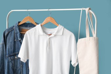 Renkli arka planda asılı şık kıyafetler ve çantalar, yakın plan