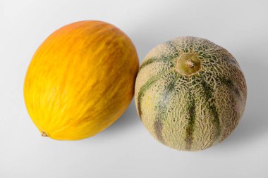 Beyaz arka planda bambaşka tatlı kavunlar
