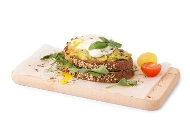 Beyaz arka planda yumurta ve lezzetli sandviçlerden oluşan ahşap tahta bir tahta.