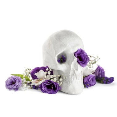Beyaz arka planda güzel çiçekli insan kafatası