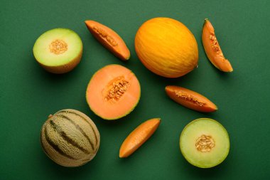 Yeşil arka planda olgun kavunlar