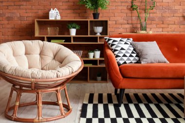 Oturma odası, koltuk ve kırmızı kanepe.