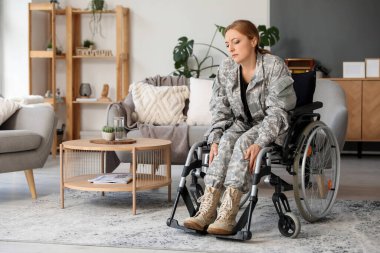 Stresli kadın asker, evinde tekerlekli sandalyede.