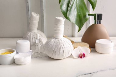 Işık masasında kozmetik ürünler ve spa aksesuarları