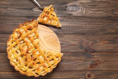 Ahşap zemin üzerinde lezzetli elmalı turta olan tahta.