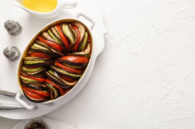 Beyaz arka planda lezzetli Ratatouille yemeği.
