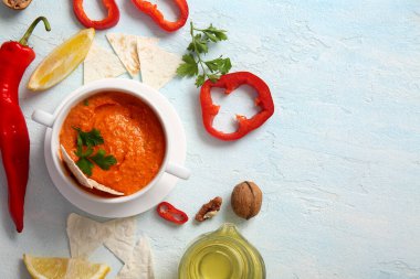 Lezzetli muhammara ve beyaz arka planda malzemeler