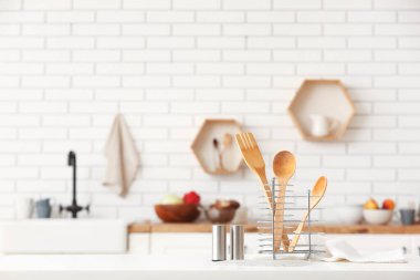 Mutfaktaki masada mutfak aletleri var.