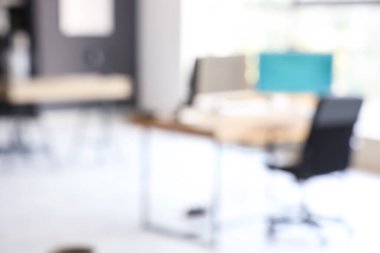 Bilgisayarlı modern ofis görüşü bulanık