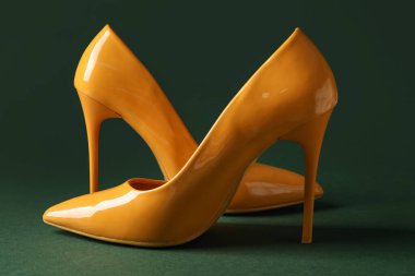 Yeşil arka planda şık sarı topuklular