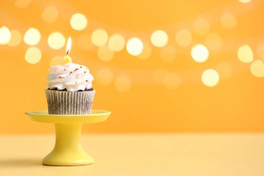 Bulanık ışıklara karşı Lezzetli doğum günü kekiyle ayakta dur