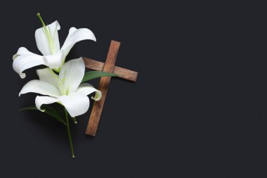 Güzel zambak çiçekleri ve siyah arka planda çapraz