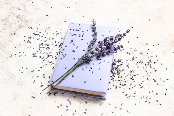 Güzel lavanta çiçekleri ve arka plan kitabı, yakın plan