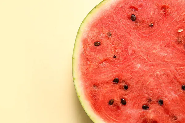 Sarı arka planda taze karpuz dilimi