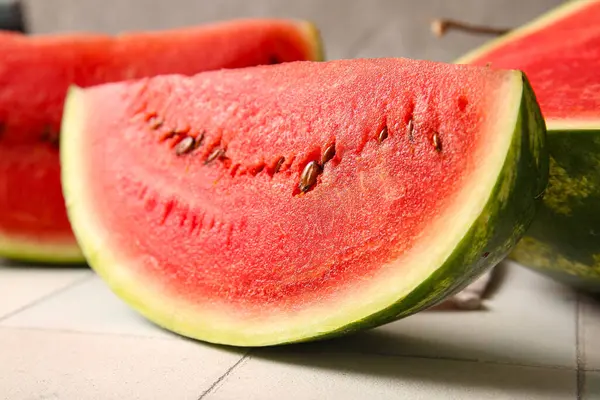 Beyaz fayans masasında taze karpuz parçaları.
