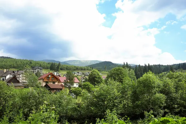 Ukrayna 'nın Karpat dağlarındaki güzel köy manzarası