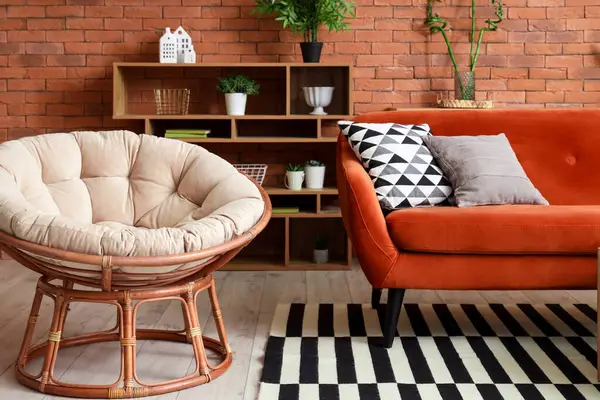 Oturma odası, koltuk ve kırmızı kanepe.