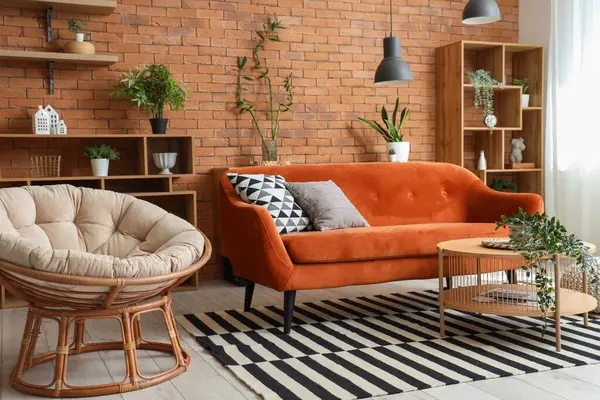 Oturma odası, koltuk, kırmızı kanepe ve çiçekli.