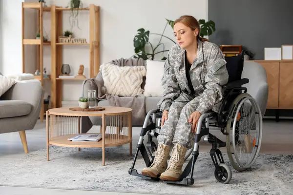 Stresli kadın asker, evinde tekerlekli sandalyede.