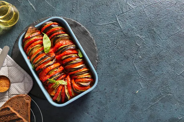 Siyah arka planda lezzetli Ratatouille yemeği.