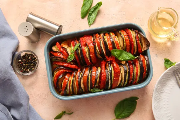 Bej arka planda lezzetli Ratatouille yemeği.