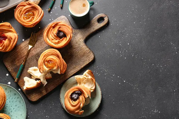 Lezzetli kabuklar ve siyah arka planda bir fincan kahve