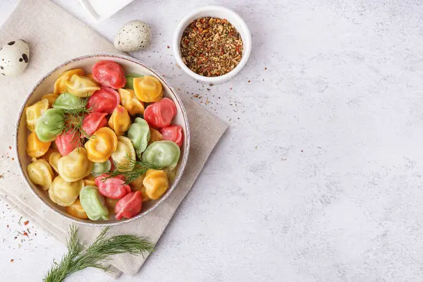 Beyaz arka planda dereotu ve bıldırcın yumurtalı kaynamış renkli börekler.