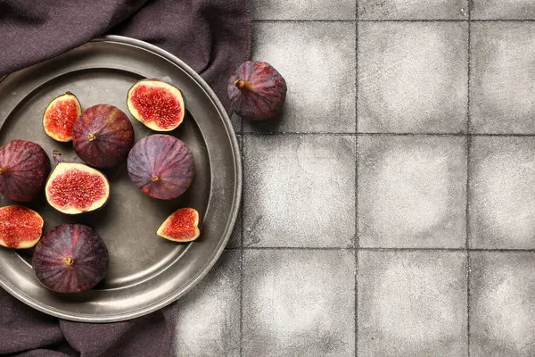 Gri fayanslı taze incir tabağı.