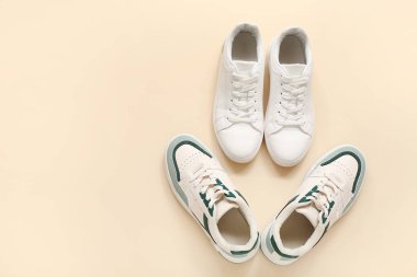 Bej arka planda farklı şık spor ayakkabılar