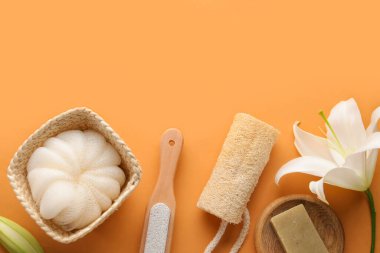 Banyo malzemeleri ve arkaplanda güzel zambak çiçekleri olan kompozisyon